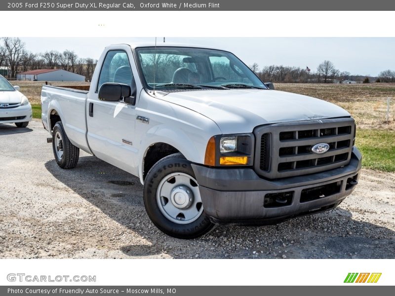 Front 3/4 View of 2005 F250 Super Duty XL Regular Cab
