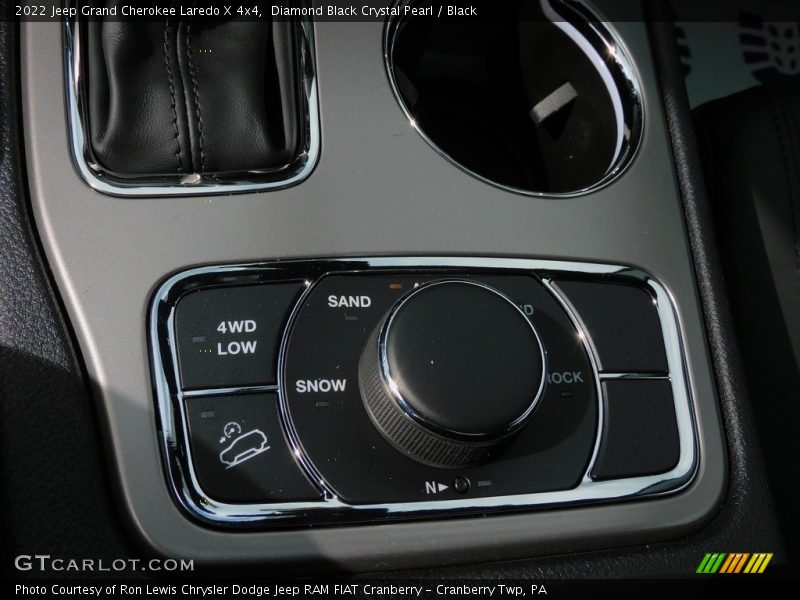 Diamond Black Crystal Pearl / Black 2022 Jeep Grand Cherokee Laredo X 4x4