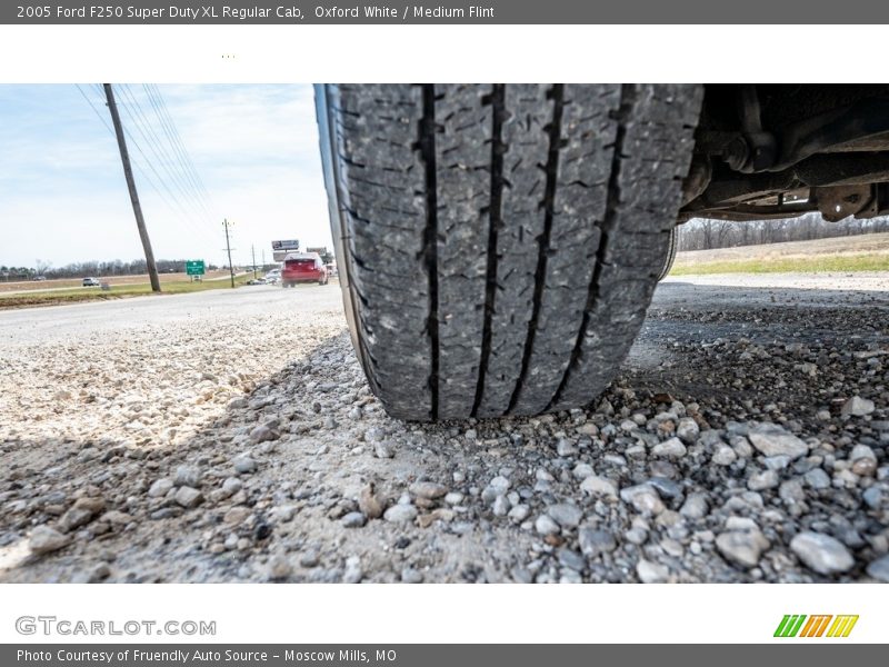 Oxford White / Medium Flint 2005 Ford F250 Super Duty XL Regular Cab