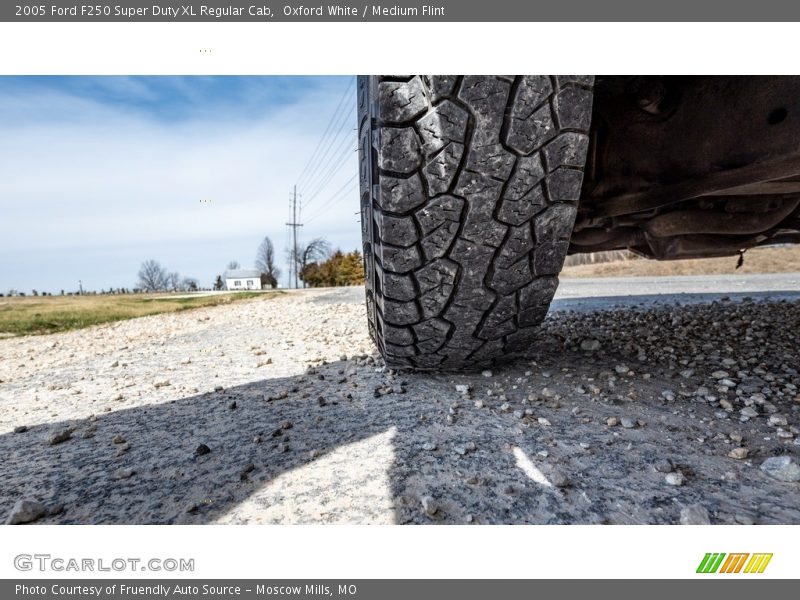 Oxford White / Medium Flint 2005 Ford F250 Super Duty XL Regular Cab