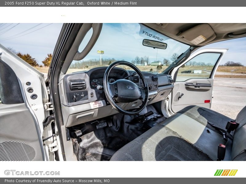 Oxford White / Medium Flint 2005 Ford F250 Super Duty XL Regular Cab