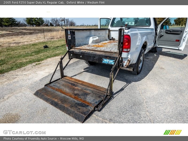 Oxford White / Medium Flint 2005 Ford F250 Super Duty XL Regular Cab