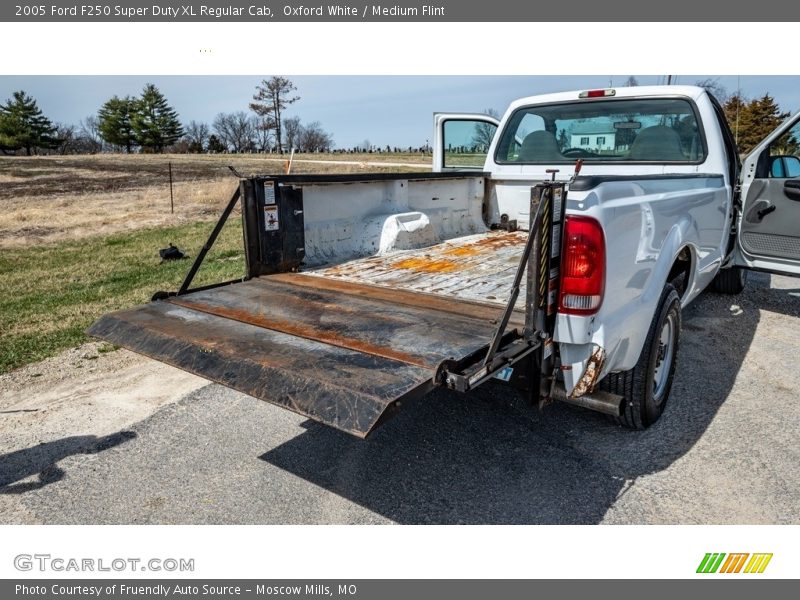 Oxford White / Medium Flint 2005 Ford F250 Super Duty XL Regular Cab