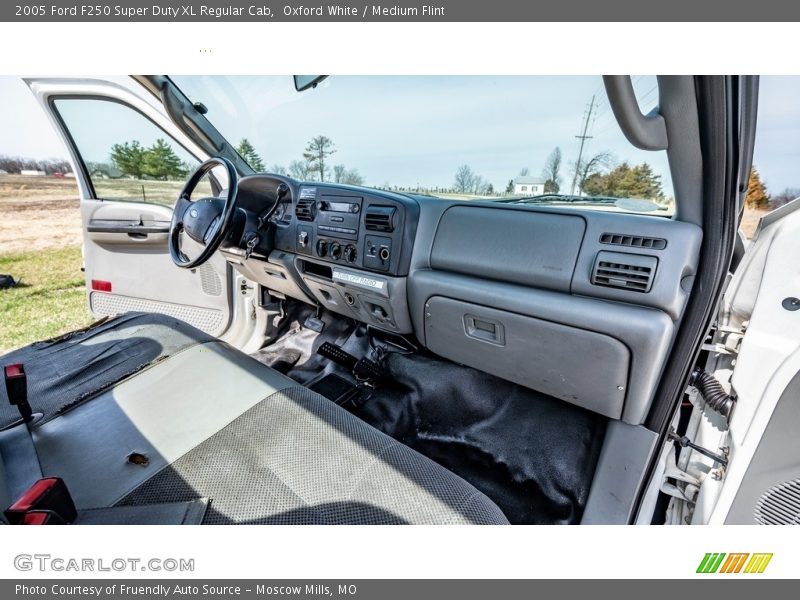 Oxford White / Medium Flint 2005 Ford F250 Super Duty XL Regular Cab