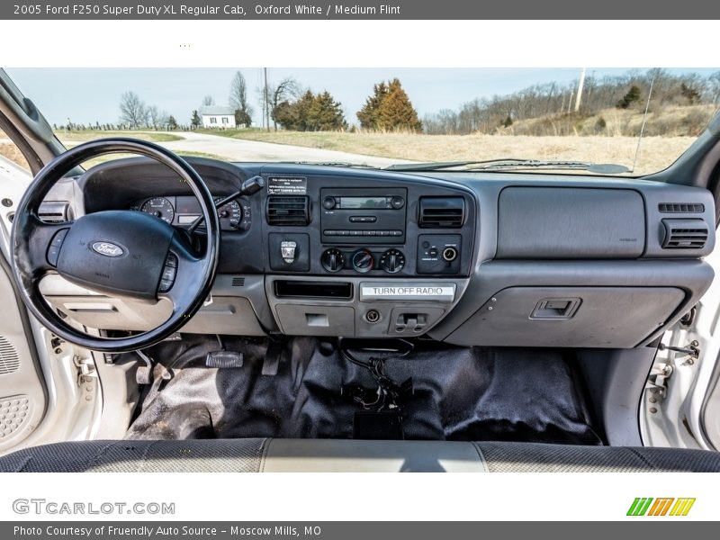 Oxford White / Medium Flint 2005 Ford F250 Super Duty XL Regular Cab