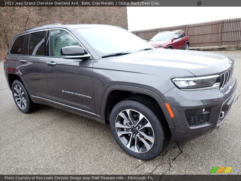 Front 3/4 View of 2022 Grand Cherokee Overland 4x4
