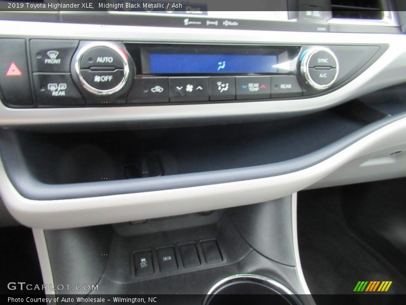 Midnight Black Metallic / Ash 2019 Toyota Highlander XLE