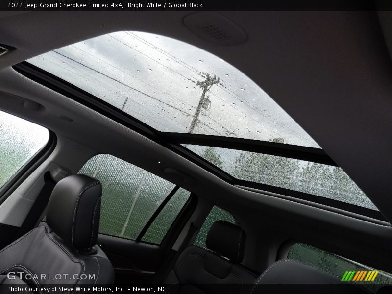 Sunroof of 2022 Grand Cherokee Limited 4x4