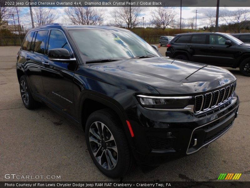 Front 3/4 View of 2022 Grand Cherokee Overland 4x4