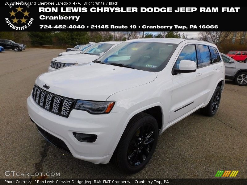 Bright White / Black 2022 Jeep Grand Cherokee Laredo X 4x4