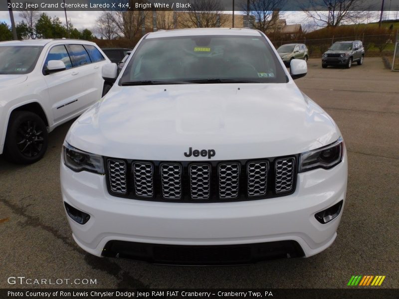 Bright White / Black 2022 Jeep Grand Cherokee Laredo X 4x4