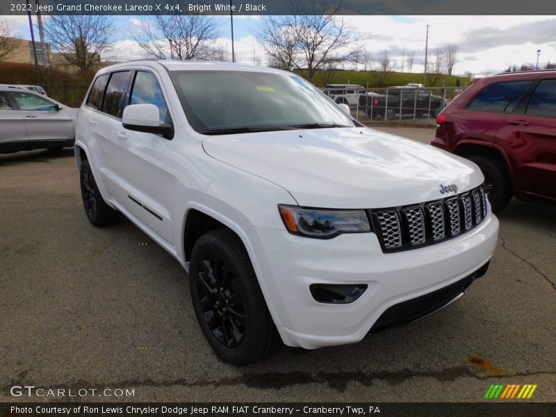 Bright White / Black 2022 Jeep Grand Cherokee Laredo X 4x4