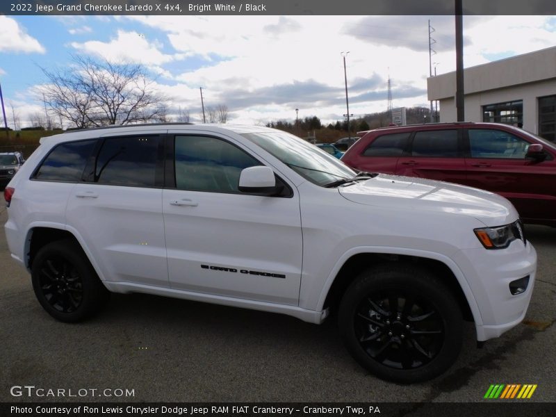 Bright White / Black 2022 Jeep Grand Cherokee Laredo X 4x4