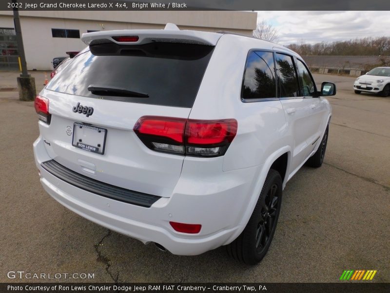 Bright White / Black 2022 Jeep Grand Cherokee Laredo X 4x4
