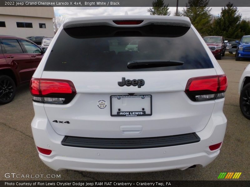 Bright White / Black 2022 Jeep Grand Cherokee Laredo X 4x4