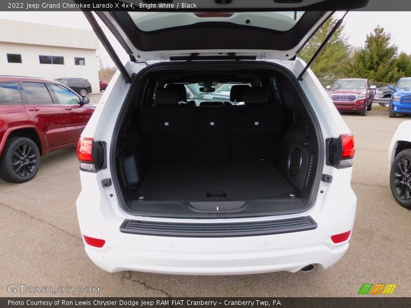 Bright White / Black 2022 Jeep Grand Cherokee Laredo X 4x4