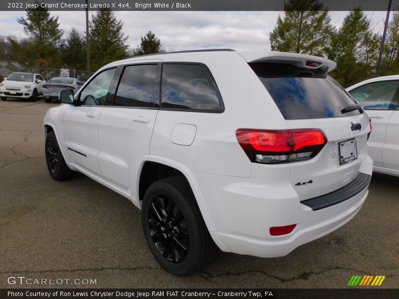 Bright White / Black 2022 Jeep Grand Cherokee Laredo X 4x4