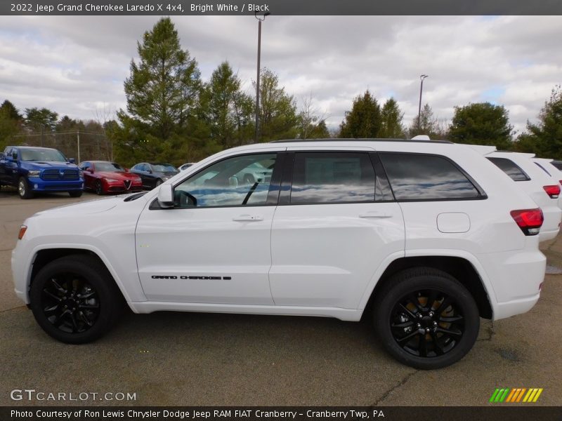 Bright White / Black 2022 Jeep Grand Cherokee Laredo X 4x4