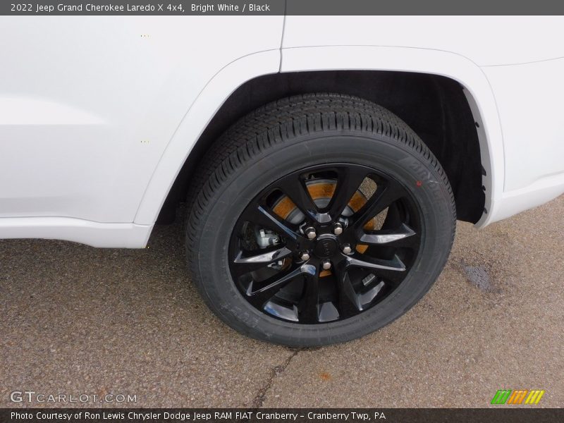Bright White / Black 2022 Jeep Grand Cherokee Laredo X 4x4
