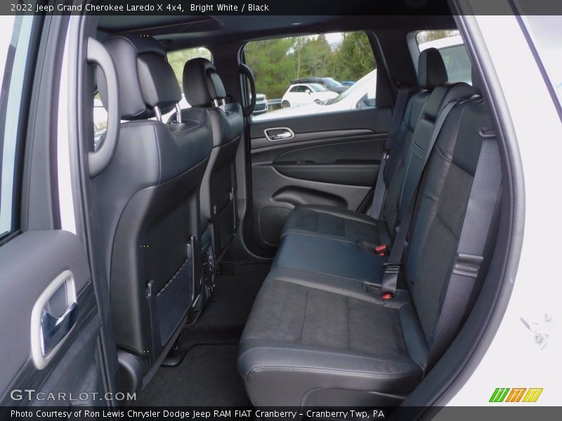 Bright White / Black 2022 Jeep Grand Cherokee Laredo X 4x4