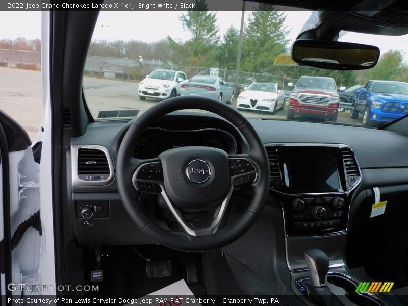 Bright White / Black 2022 Jeep Grand Cherokee Laredo X 4x4