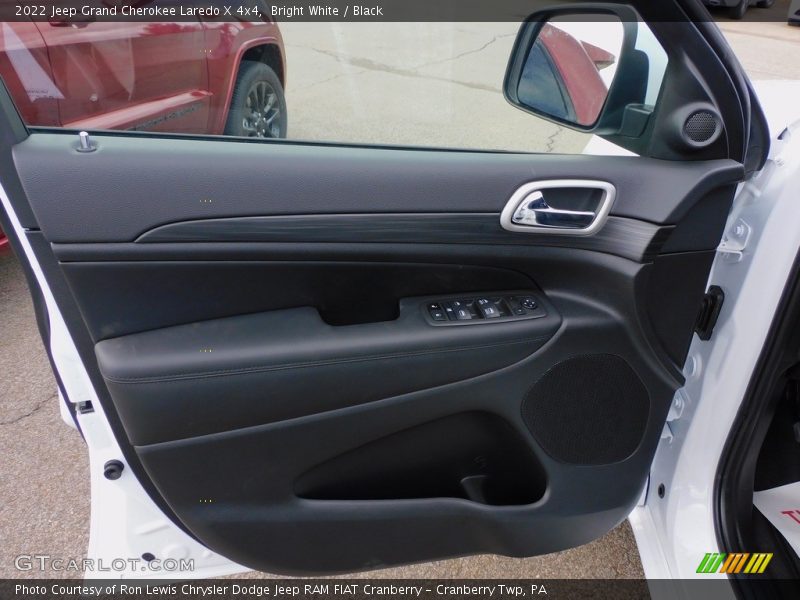 Bright White / Black 2022 Jeep Grand Cherokee Laredo X 4x4