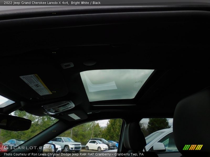 Bright White / Black 2022 Jeep Grand Cherokee Laredo X 4x4