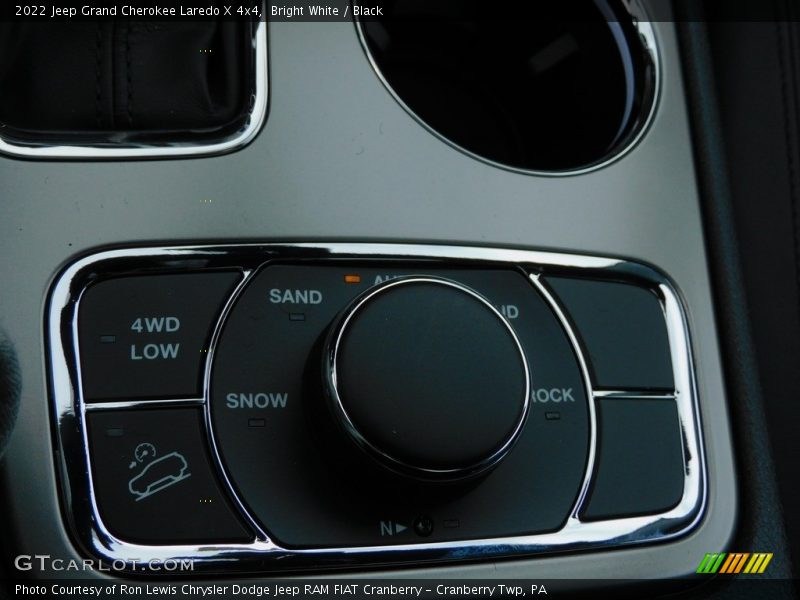 Bright White / Black 2022 Jeep Grand Cherokee Laredo X 4x4