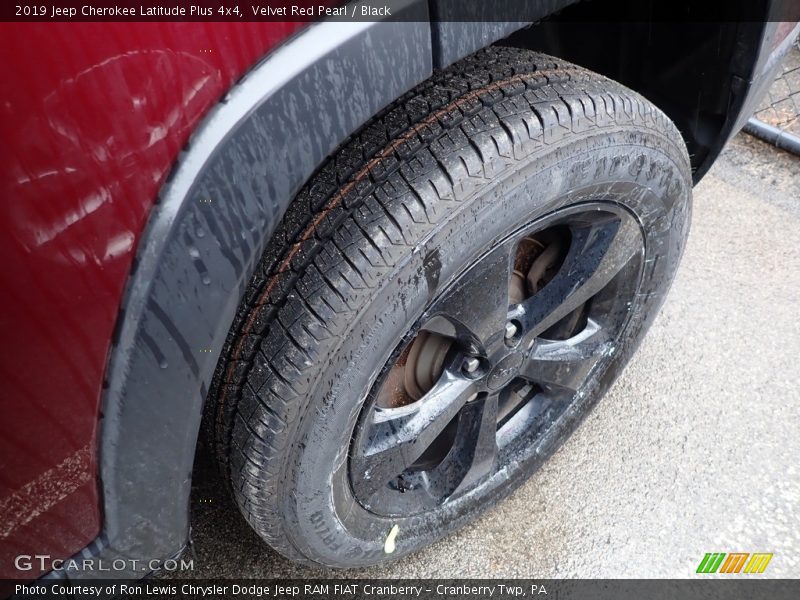 Velvet Red Pearl / Black 2019 Jeep Cherokee Latitude Plus 4x4