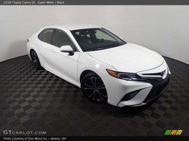 Super White / Black 2018 Toyota Camry SE