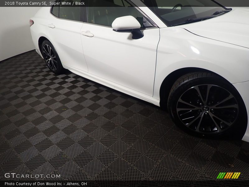 Super White / Black 2018 Toyota Camry SE