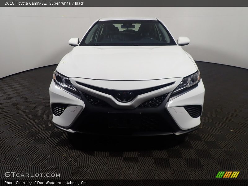 Super White / Black 2018 Toyota Camry SE