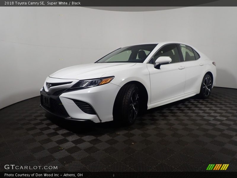 Super White / Black 2018 Toyota Camry SE