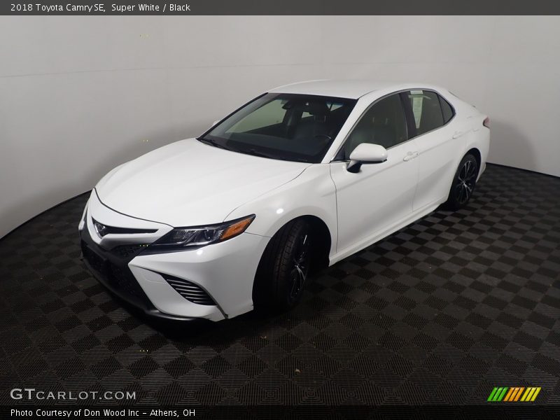 Super White / Black 2018 Toyota Camry SE