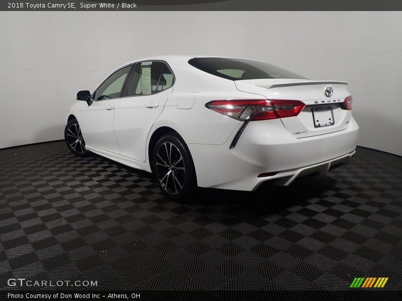 Super White / Black 2018 Toyota Camry SE