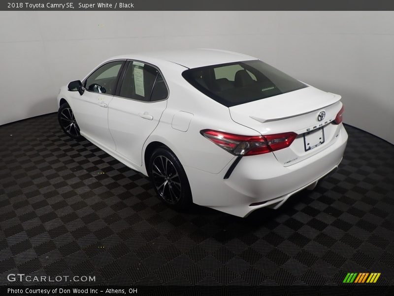 Super White / Black 2018 Toyota Camry SE