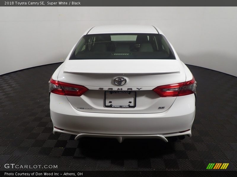 Super White / Black 2018 Toyota Camry SE