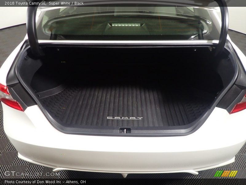 Super White / Black 2018 Toyota Camry SE