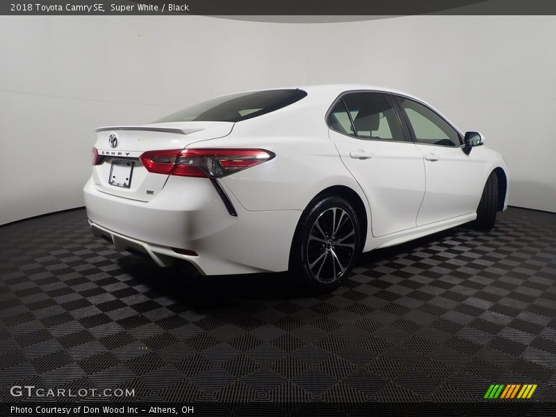 Super White / Black 2018 Toyota Camry SE