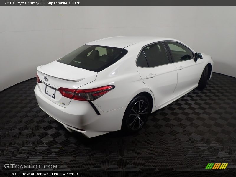 Super White / Black 2018 Toyota Camry SE