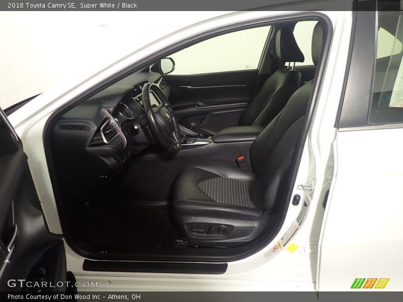 Super White / Black 2018 Toyota Camry SE