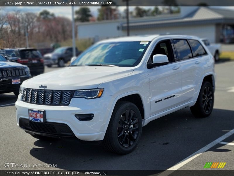 Bright White / Black 2022 Jeep Grand Cherokee Laredo X 4x4