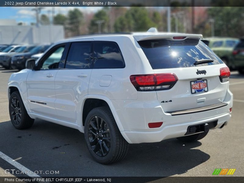 Bright White / Black 2022 Jeep Grand Cherokee Laredo X 4x4