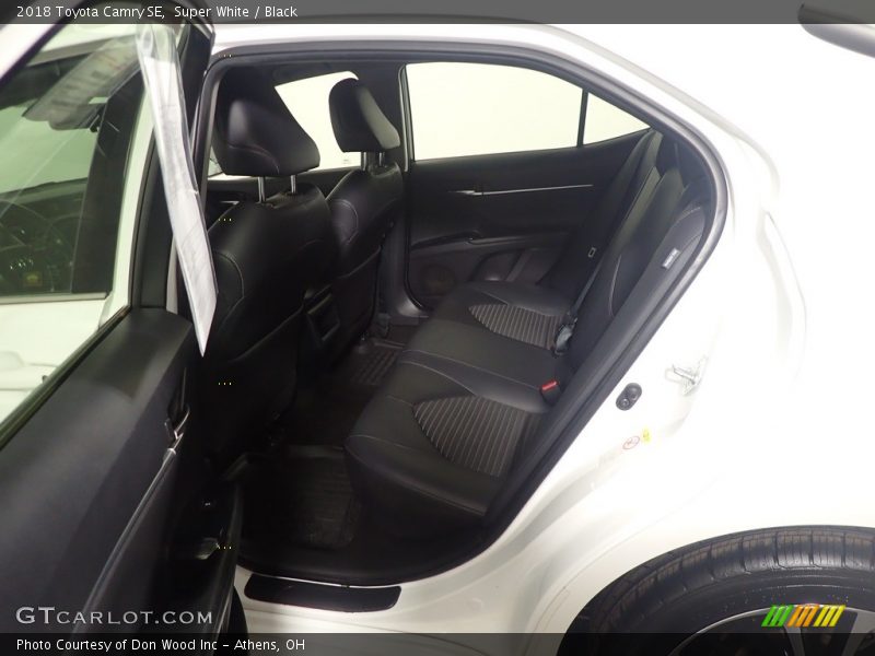 Super White / Black 2018 Toyota Camry SE