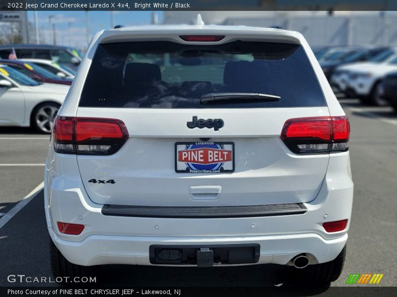 Bright White / Black 2022 Jeep Grand Cherokee Laredo X 4x4