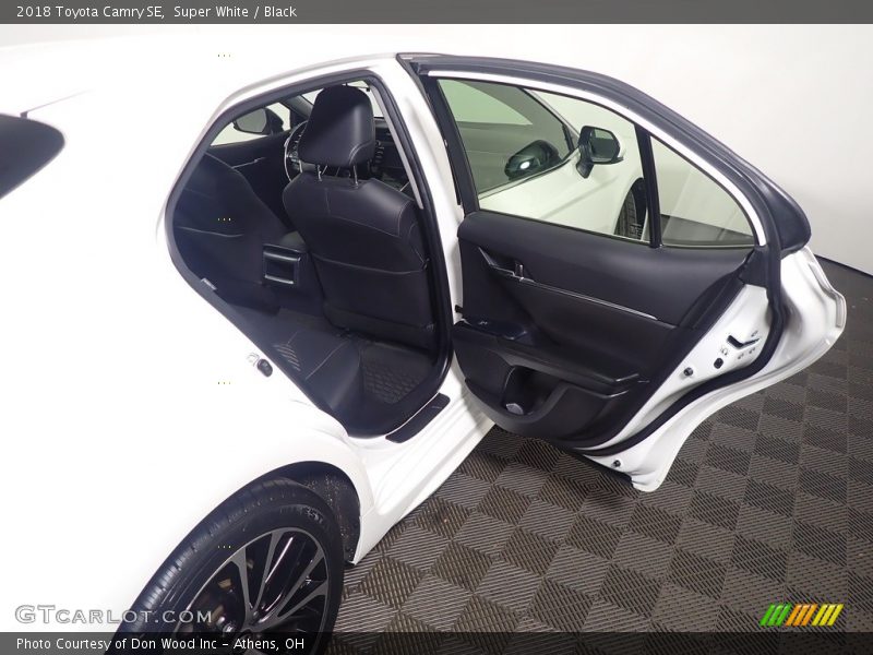 Super White / Black 2018 Toyota Camry SE