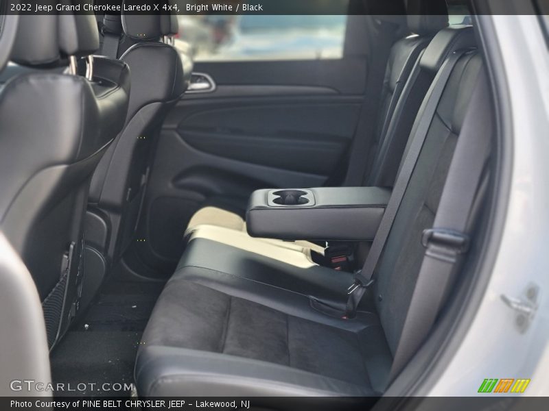 Bright White / Black 2022 Jeep Grand Cherokee Laredo X 4x4