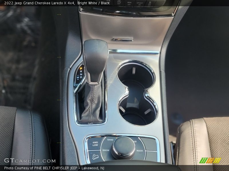 Bright White / Black 2022 Jeep Grand Cherokee Laredo X 4x4