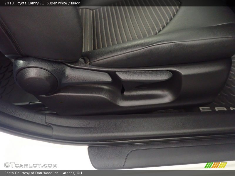 Super White / Black 2018 Toyota Camry SE