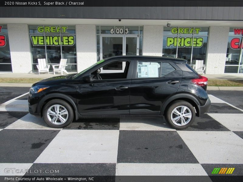 Super Black / Charcoal 2020 Nissan Kicks S